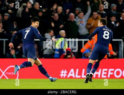 Tottenham's Son Heung-Min (links) feiert mit Harry Winks sein erstes Tor der Partie Stockfoto