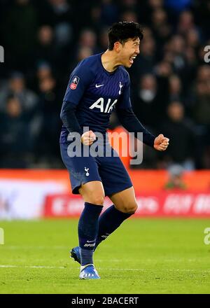 Tottenham's Son Heung-Min (links) feiert sein erstes Tor der Partie Stockfoto