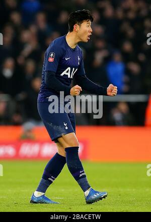 Tottenham's Son Heung-Min (links) feiert sein erstes Tor der Partie Stockfoto