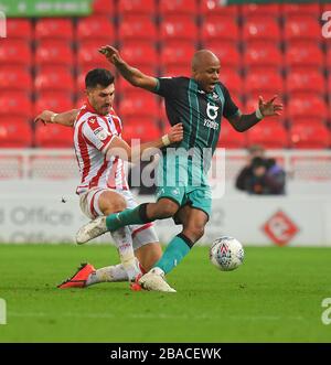 Der aus Stoke City stammende Danny Batth (links) fouls Andre Ayews von Swansea City Stockfoto