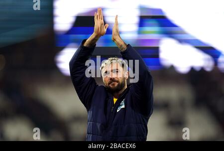 West Bromwich Albions Charlie Austin lobt die Fans nach dem Schlusspfiff Stockfoto