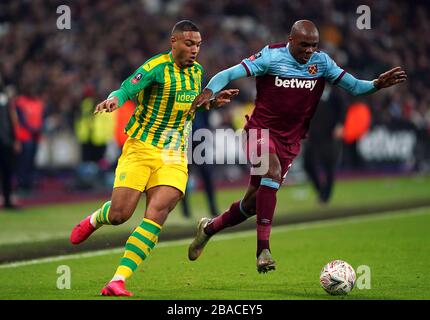 West Ham United's Angelo Ogbonna (rechts) West Bromwich Albion's Kenneth Zohore Kampf um den Ball Stockfoto