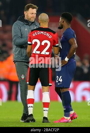 Southampton-Manager Ralph Hasenhuttl schüttelt mit Tottenham Hotspur Serge Aurier in die Hände Stockfoto