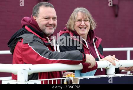 Fans von West Ham Frauen vor dem Spiel Stockfoto