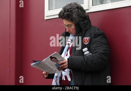 Der Fan von West Ham Women liest vor dem Spiel ein Programm Stockfoto