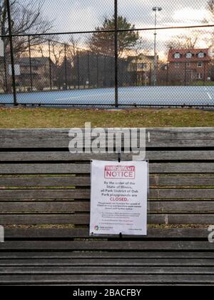 Oak Park, Illinois, USA. März 2020. Der Spielplatz ist wegen COVID-19-Hinweisschreiben im Taylor Park geschlossen. Die Schließung umfasst Tennis und andere Sportmöglichkeiten im Freien. Stockfoto