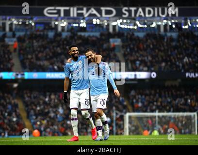 Bernardo Silva (rechts) von Manchester City feiert mit Teamkollege Riyad Mahrez das zweite Tor seiner Seite Stockfoto