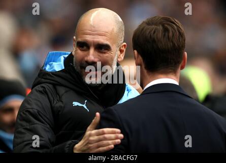 Manchester City Manager Pep Guardiola (links) und Fulham Manager Scott Parker vor dem Anpfiff Stockfoto