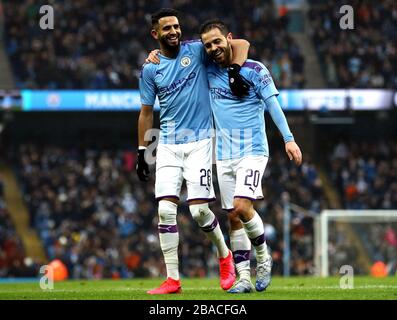 Bernardo Silva (rechts) von Manchester City feiert mit Teamkollege Riyad Mahrez das zweite Tor seiner Seite Stockfoto