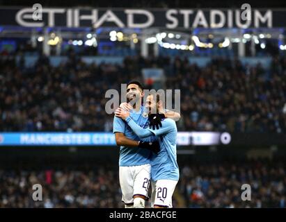 Bernardo Silva (rechts) von Manchester City feiert mit Teamkollege Riyad Mahrez das zweite Tor seiner Seite Stockfoto