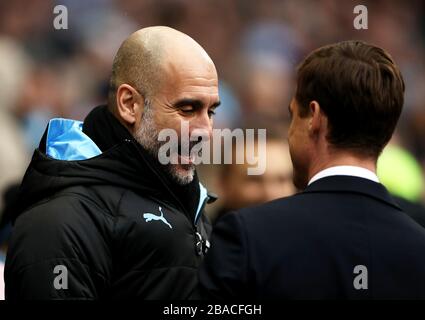 Manchester City Manager Pep Guardiola (links) und Fulham Manager Scott Parker vor dem Anpfiff Stockfoto