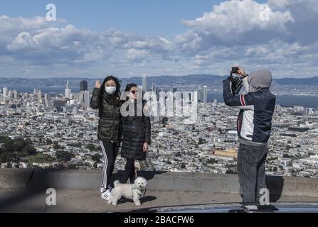 San Francisco, Vereinigte Staaten. März 2020. Am Donnerstag, 26. März 2020, fotografieren Touristen auf Twin Peaks in San Francisco. Kalifornien ist unter einem Befehl für einen Aufenthalt zu Hause, mit Ausnahme wesentlicher Bedürfnisse wie Lebensmittelgeschäfte wegen der Coronavirus Pandemie. Foto von Terry Schmitt/UPI Credit: UPI/Alamy Live News Stockfoto