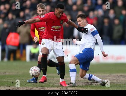 Anthony Martial (links) von Manchester United und der Kieron Morris von Tranmere Rovers kämpfen um den Ball Stockfoto