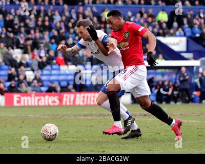 Tranmere Rovers' Peter Clarke (links) und Anthony Martial von Manchester United um den Ball kämpfen Stockfoto