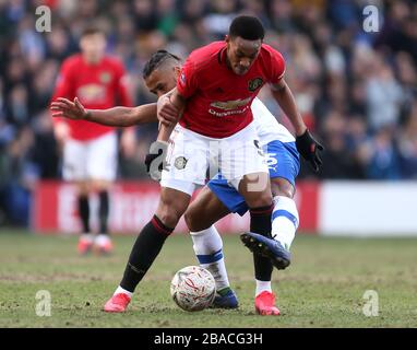 Anthony Martial (links) von Manchester United und Neil Danns Kampf von Tranmere Rovers um den Ball Stockfoto