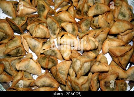 Fatayer sind kleine Pasteten, die im gesamten Nahen Osten beliebt sind und mit Fleisch oder Käse und Spinat gefüllt sind Stockfoto