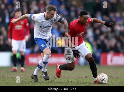 Tranmere Rovers' Peter Clarke (links) und Anthony Martial von Manchester United um den Ball kämpfen Stockfoto