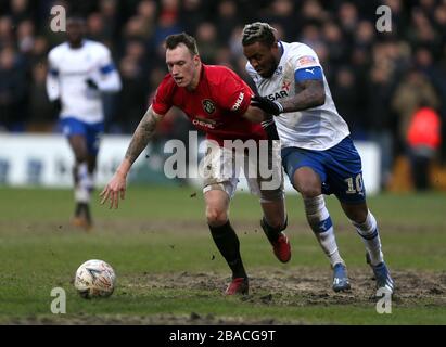 Phil Jones (links) von Manchester United und Morgan Ferrier von Tranmere Rovers kämpfen um den Ball Stockfoto