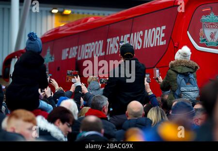 Fans versammeln sich um den Liverpooler Bus, wenn er sich dem Boden nähert Stockfoto