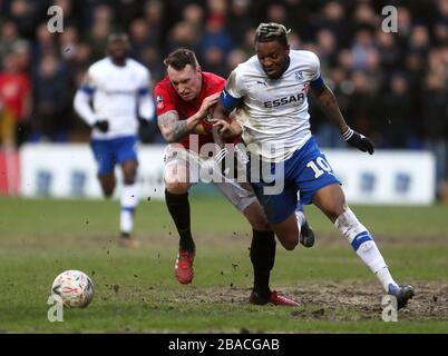 Phil Jones (links) von Manchester United und Morgan Ferrier von Tranmere Rovers kämpfen um den Ball Stockfoto