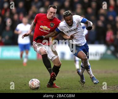 Phil Jones (links) von Manchester United und Morgan Ferrier von Tranmere Rovers kämpfen um den Ball Stockfoto