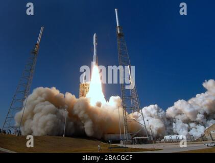 Cape Canaveral, Vereinigte Staaten. März 2020. Eine United Launch Alliance Atlas V-Rakete mit einem militärischen Kommunikationssatelliten der Advanced extrem High Frequency (AEHF) startet am 26. März 2020 vom Space Launch Complex 41 auf der Cape Canaveral Air Force Station in Cape Canaveral, Florida. Dies ist der erste offizielle Start für die neu aufgestellte US-Raumfahrtbehörde. Credit: Paul Hennessy/Alamy Live News Stockfoto
