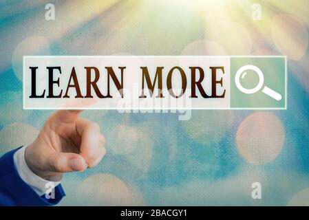 Schreiben Hinweis zeigen, erfahren Sie mehr. Business Konzept für Kenntnissen oder Fähigkeiten durch Anweisung erhebliche Lernen erworben Stockfoto