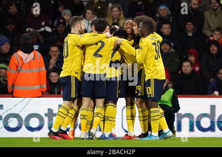 Arsenals Bukayo Saka feiert mit Teamkollegen sein erstes Tor des Spiels auf den Seiten Stockfoto