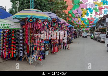 Der bunte Straßenmarkt, der massenhaft produziertes Handwerk wie den Ojo de dios in Sayulita, Nayarit, Mexiko, verkauft. Stockfoto