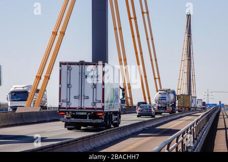 Lkws fahren auf der Rheinbrücke A40 Neuenkamp, Duisburg, Ruhrgebiet, Nordrhein-Westfalen, Deutschland Stockfoto