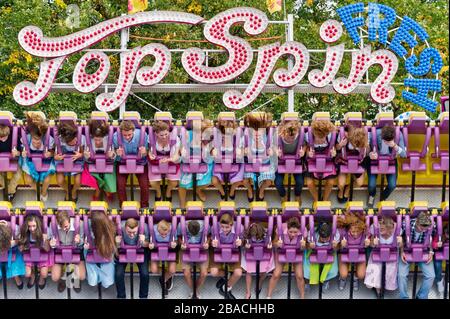 Riesenschwungdeck Spin Fresh, Fahrt auf dem Wies'n, Oktoberfest, München, Oberbayern, Bayern, Deutschland Stockfoto