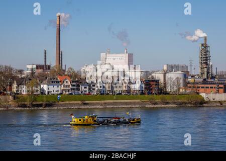 Das Ölabscheiderschiff fährt auf dem Rhein bei Duisburg-Homberg, Duisburg, Nordrhein-Westfalen, Deutschland Stockfoto