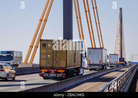 Lkws fahren auf der Rheinbrücke A40 Neuenkamp, Duisburg, Ruhrgebiet, Nordrhein-Westfalen, Deutschland Stockfoto