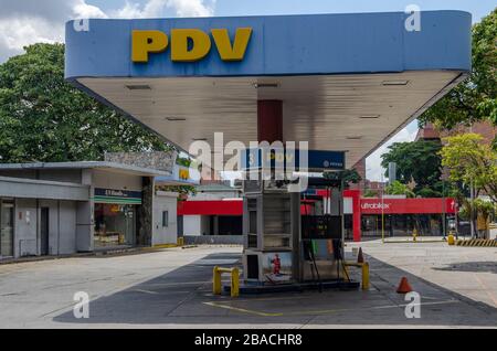 Die meisten Tankstellen in Caracas sind außer Gas, nur 2 in der gesamten Metropolregion arbeiten. Venezuela erreicht seinen zehnten Tag der Quarantäne, Stockfoto