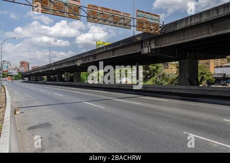 Leere Autobahnen in Caracas während hoher Verkehrszeiten sind aufgrund der Quarantäne jetzt normal. Venezuela erreicht seinen zehnten Tag der Quarantäne mit einer Feigen Stockfoto