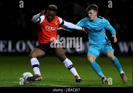 Luton Town's Kazenga LuaLua (links) Derby County's Jason Knightbattle um den Ball Stockfoto