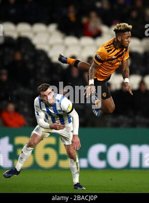 Mallik Wilks (rechts) von Hull City und Harry Toffolo von Huddersfield Town kämpfen um den Ball Stockfoto