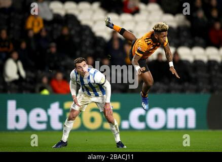 Mallik Wilks (rechts) von Hull City und Harry Toffolo von Huddersfield Town kämpfen um den Ball Stockfoto