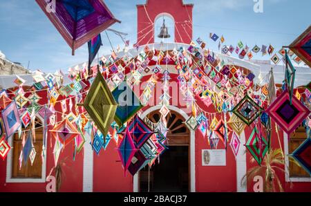 Cuasiparroquia de Nuestra Senora de Guadalupe, die katholische Kirche in Sayulita, Mexiko, mit Ojo de dios für die Feier des Dia de Los Muertos dekoriert. Stockfoto