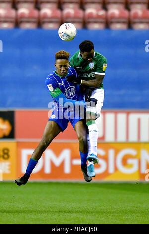 Der Kampf von Moses Odubajo (rechts) von Sheffield Wednesday und Jamal Lowe von Wigan Athletic um den Ball Stockfoto