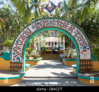 Plaza Principal Archway Reading Vivan Los Muertos, oder lang leben die Toten, in Sayulita, Nayarit, Mexiko. Stockfoto