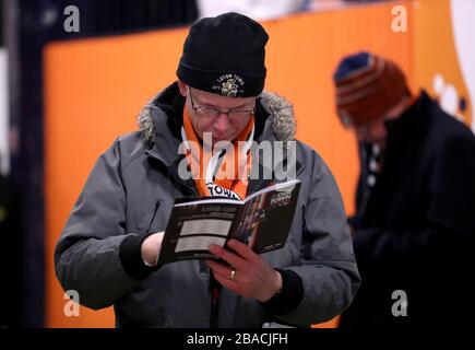 Luton Town Fan liest das Match Day Programm vor dem Spiel Stockfoto