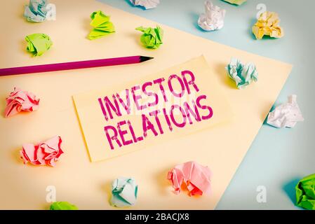 Handschriftertext zum Schreiben von Investor Relations. Konzeptionelle Verantwortung für das Fotomanagement, bei der Finanzen mit zerknüllten Papieren verknüpft werden, leere Erinnerung Stockfoto