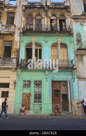 Tenament-Leben; zerfallende, verfallende Kolonialgebäude in Havanna Vieja, Havanna, Kuba Stockfoto