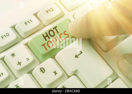 Handschriftertext - Hot Topics. Ein konzeptionelles Foto-Thema, das viele zeigen, streitet und diskutiert Stockfoto