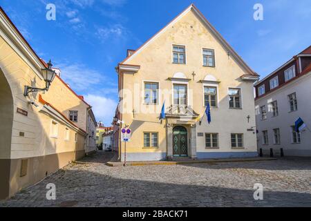 Ein malerisches Gebäude mit farbenfroher Tür, Teil des Komplexes von Regierungsgebäuden auf dem Toompea Hügel in Tallinn Estland. Stockfoto