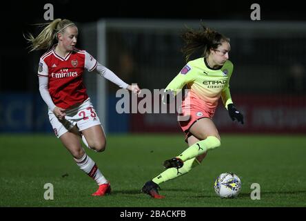 Arsenals Beth Mead (links) und die Tessa Wullaert von Manchester City kämpfen um den Ball Stockfoto