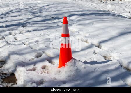 Schneekegel entlang der Straße im Cherry Creek State Park Stockfoto