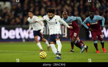 Liverpools Mohamed Salah erzielt mit einem Elfmeter das erste Tor seiner Seite Stockfoto