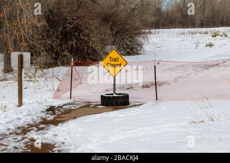 Geschlossener Pfad entlang der Straße im Cherry Creek State Park Stockfoto